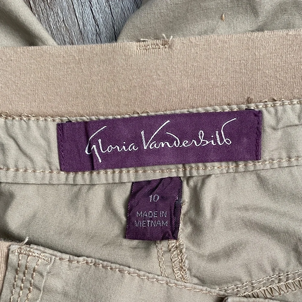 Gloria Vanderbilt Women's Beige Bermuda Shorts